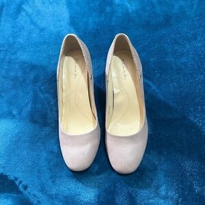 Tahari suede upper pump color cream/tan 8 1/2. Three inch heel! Good condition